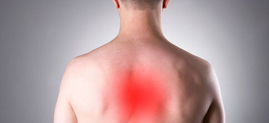 El dolor es el síntoma principal de la osteocondrosis torácica. 