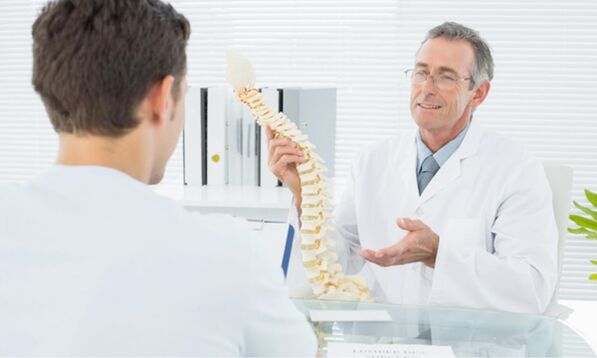 consulta con un médico para la osteocondrosis torácica