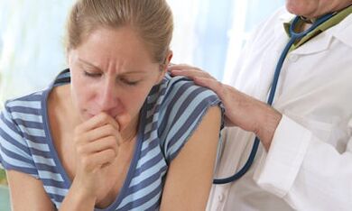 El médico examina a un paciente con un dolor agudo en los omóplatos al toser