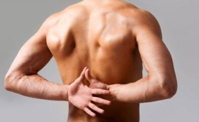 Un hombre tiene dolor de espalda en el área debajo de los omóplatos. 