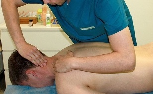 masaje de la columna cervical con osteocondrosis