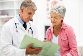 Una mujer con artritis en una cita con el médico